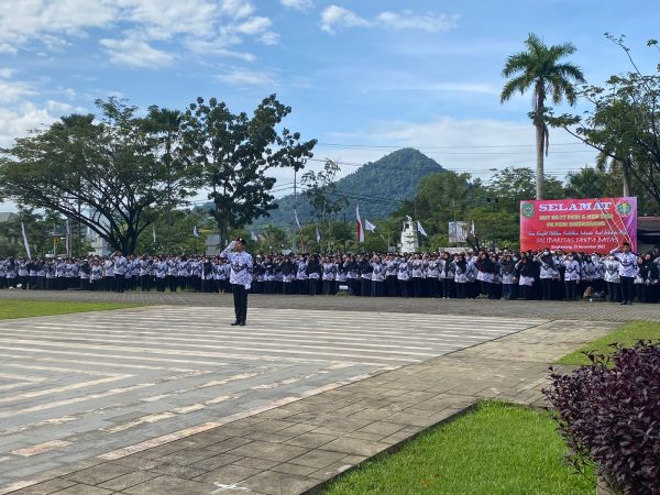 Guru MTs Negeri Singkawang Ikuti Upacara Peringatan HGN 2022 dan HUT PGRI Ke-77